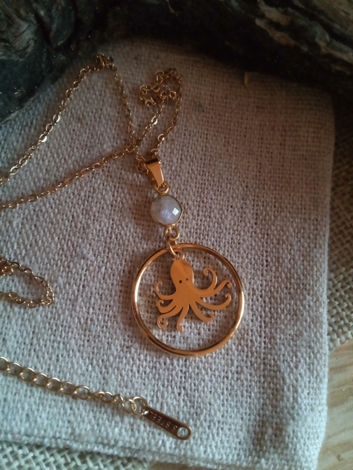 Collier pendentif petite pieuvre et connecteur en pierre de lune – photo 4